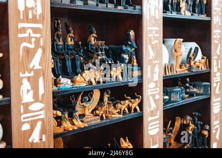 11 gennaio 2022, Luxor, Egitto: Scaffali negozio di souvenir con vari prodotti per i turisti in stile egiziano - vasi, figurine, ecc. Foto Stock