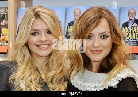 Fearne Cotton e Holly Willoughby, "The Best Friends Guide to Life", Foyles, Westfield, Londra. REGNO UNITO Foto Stock