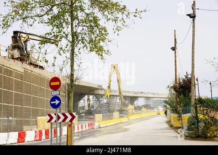 Opere di decostruzione della tangenziale con la torre Agbar e il museo di design di Les Glories a Barcellona, Catalogna, Spagna, Europa Foto Stock