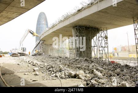 Opere di decostruzione della tangenziale con la torre Agbar e il museo di design di Les Glories a Barcellona, Catalogna, Spagna, Europa Foto Stock