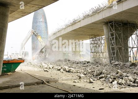 Opere di decostruzione della tangenziale con la torre Agbar e il museo di design di Les Glories a Barcellona, Catalogna, Spagna, Europa Foto Stock