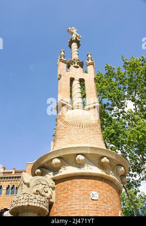 Colonne ornamentali con stemma urbano del complesso ospedaliero della Santa Croce e San Paolo a Barcellona, Catalunya, Spagna, Europa Foto Stock