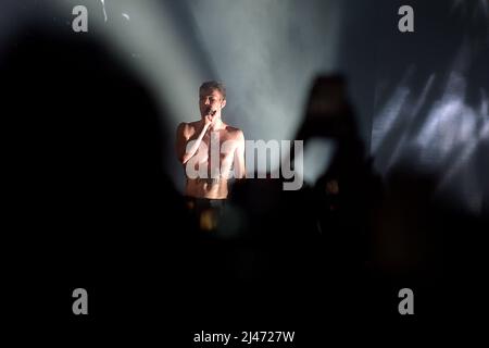 Roma, Italia. 11th Apr 2022. Il cantante italiano Blanco (Riccardo Fabbriconi) in concerto all'Atlantico per il Blu Celeste Tour. Roma, 10th aprile 2022 Credit: dpa/Alamy Live News Foto Stock