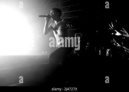 Roma, Italia. 11th Apr 2022. Il cantante italiano Blanco (Riccardo Fabbriconi) in concerto all'Atlantico per il Blu Celeste Tour. Roma, 10th aprile 2022 Credit: dpa/Alamy Live News Foto Stock