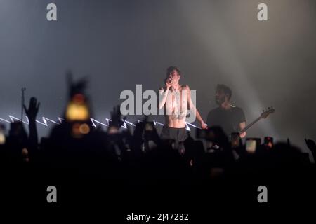 Roma, Italia. 11th Apr 2022. Il cantante italiano Blanco (Riccardo Fabbriconi) in concerto all'Atlantico per il Blu Celeste Tour. Roma, 10th aprile 2022 Credit: dpa/Alamy Live News Foto Stock