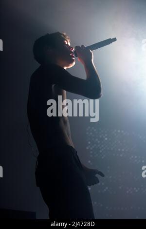 Roma, Italia. 11th Apr 2022. Il cantante italiano Blanco (Riccardo Fabbriconi) in concerto all'Atlantico per il Blu Celeste Tour. Roma, 10th aprile 2022 Credit: dpa/Alamy Live News Foto Stock