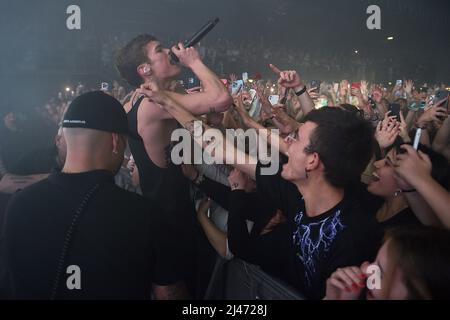 Roma, Italia. 11th Apr 2022. Il cantante italiano Blanco (Riccardo Fabbriconi) in concerto all'Atlantico per il Blu Celeste Tour. Roma, 10th aprile 2022 Credit: dpa/Alamy Live News Foto Stock