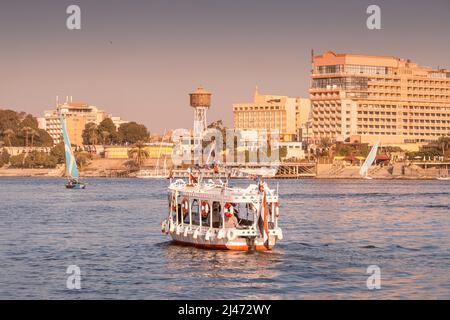 11 gennaio 2022, Luxor, Egitto: I tradizionali motoscafi egiziani trasportano passeggeri da una sponda del Nilo all'altra Foto Stock