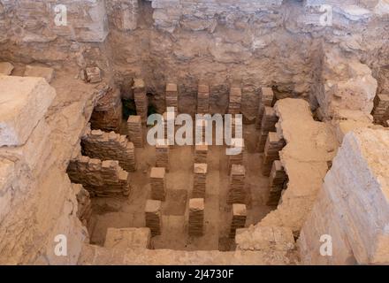 Pile Pilae (supporti per il riscaldamento a pavimento) nelle Terme Romane del Santuario di Apollo Hylates sito romano, Episkopi, Repubblica di Cipro. Foto Stock