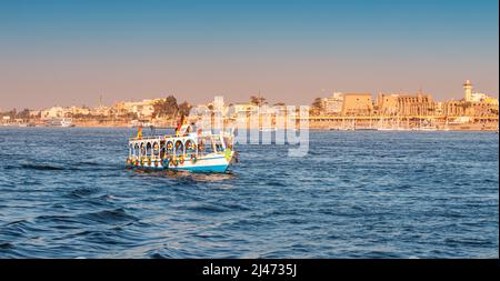 11 gennaio 2022, Luxor, Egitto: I tradizionali motoscafi egiziani trasportano passeggeri da una sponda del Nilo all'altra Foto Stock