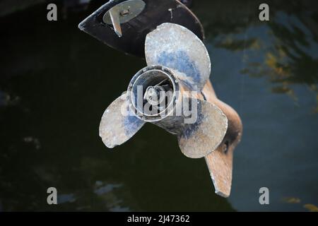 Vecchio motoscafo a vite sul motore Foto Stock