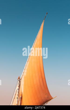 felucca è una barca a vela tradizionale utilizzata per il trasporto turistico e la crociera lungo il Nilo nella città di Luxor in Egitto Foto Stock