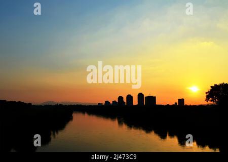 Bellissimo tramonto sulle rive del fiume Sava a Zagabria, Croazia Foto Stock