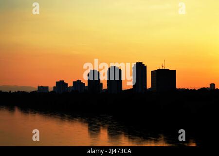 Tramonto sulle rive del fiume Sava, Zagabria, Croazia Foto Stock