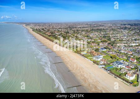 Foto aerea lungo il lungomare del villaggio di Preston Est nel Sussex Ovest sulla costa meridionale dell'Inghilterra con vista verso la tenuta di Willowhayne. Foto Stock