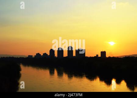 Tramonto sulle rive del fiume Sava a Zagabria, Croazia Foto Stock