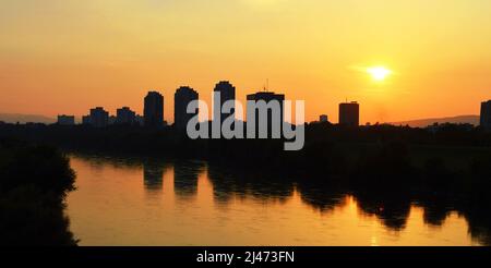 Panorama serale di Zagabria, Croazia. Tramonto sulle rive del fiume Sava a Zagabria, Croazia Foto Stock