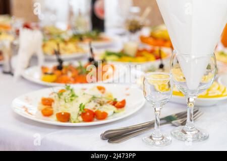 Tavolo per matrimoni o un'altra cena con servizio catering. Concetto: Servire. Celebrazione. Anniversario. Matrimonio Foto Stock