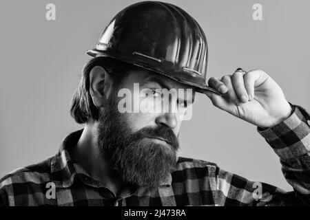 Godendo la barba perfetta, costruendo e riparando. Bell'uomo operaio. Uomo in uniforme Foto Stock