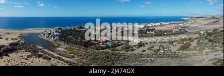 Drone aereo. Popolare località turistica di Meloneras, con alberghi e ristoranti, vicino alle dune di Maspalomas in Gran Canaria, Isole Canarie, Spagna Foto Stock
