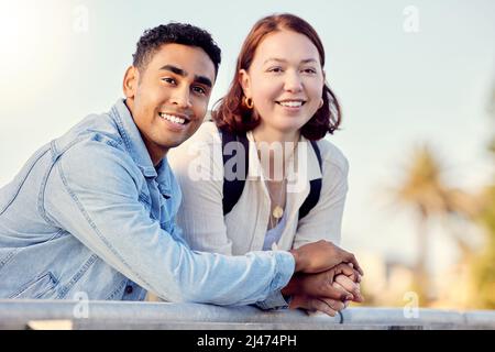 Ci piace esplorare nuovi luoghi. Scatto di una giovane coppia che esplora una città insieme. Foto Stock