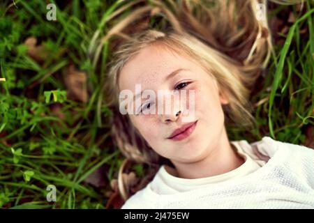 Le gioie di essere un bambino. Ritratto di una giovane ragazza che si gode un po 'di tempo all'aperto. Foto Stock