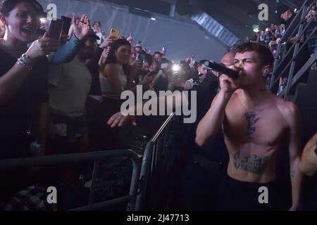 Roma, Italia. 11th Apr 2022. Il cantante italiano Blanco (Riccardo Fabbriconi) in concerto all'Atlantico per il Blu Celeste Tour. Roma, 10th aprile 2022 Credit: dpa/Alamy Live News Foto Stock