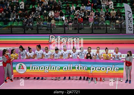 Cuneo, Italia. 12th Apr 2022. Squadra Cuneo durante il gioco - Bosca S. Bernardo Cuneo vs Igor Gorgonzola Novara, Pallavolo Serie Italiana A1 Women Match a Cuneo, Italia, Aprile 12 2022 Credit: Independent Photo Agency/Alamy Live News Foto Stock