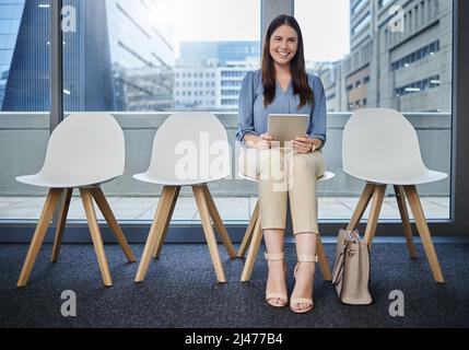 Im l'ultimo qui. Shot di una giovane donna d'affari seduta in un ufficio. Foto Stock