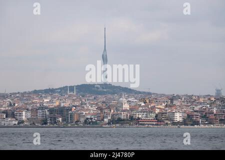 Istanbul, Turchia - 12 aprile 2022 : collina di Camlica a Istanbul . Vista di Istanbul con cielo nuvoloso da Galata .Turchia Foto Stock