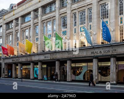 Heals Store Tottenham Court Road Londra. Le bandiere vibranti ondano fuori dal negozio heals Furniture and Design. Fondata nel 1810 da John Harris Heal e figlio. Foto Stock