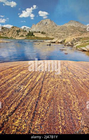 Smalto glaciale e striature sotto Fremont Peak, Wind River Range, Wyoming Foto Stock