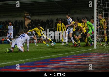 Burton upon Trent, Regno Unito. 12th Apr 2022. Williams Kokolo #22 di Burton Albion libera la palla a Burton upon Trent, Regno Unito il 4/12/2022. (Foto di Gareth Evans/News Images/Sipa USA) Credit: Sipa USA/Alamy Live News Foto Stock