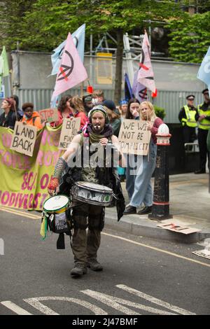 Londra UK 12 aprile XR Extinction Rebellion protesta scena blackrock Londra Foto Stock