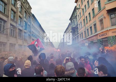 1 mai, proteste sulla giornata internazionale dei lavoratori, Kreuzberg, Berlino, Germania Foto Stock