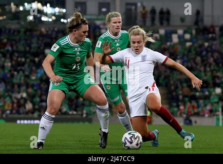 Lauren Hemp in Inghilterra batte con Abbie Magee (a sinistra) e Julie Nelson durante la partita di qualificazione della Coppa del mondo FIFA femminile al Windsor Park di Belfast. Data foto: Martedì 12 aprile 2022. Foto Stock