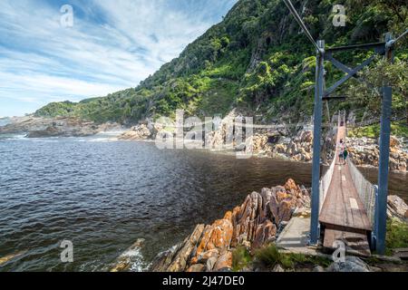 Suspension Bridge sulla foce del fiume tempeste nel Capo Occidentale del Sud Africa. Foto Stock