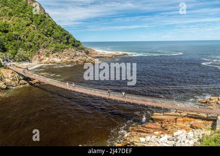 Suspension Bridge sulla foce del fiume tempeste nel Capo Occidentale del Sud Africa. Foto Stock