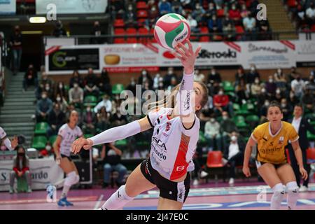 Cuneo, Italia. 12th Apr 2022. Kuznetsova Sofya (Bosca Cuneo) durante il Play Off - Bosca S. Bernardo Cuneo vs Igor Gorgonzola Novara, Pallavolo Serie Italiana A1 Donne Match a Cuneo, Italia, Aprile 12 2022 Credit: Agenzia fotografica indipendente/Alamy Live News Foto Stock