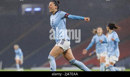 Jennifer Hermoso in Spagna festeggia il secondo gol del gioco durante la partita di qualificazione della Coppa del mondo FIFA femminile ad Hampden Park, Glasgow. Data foto: Martedì 12 aprile 2022. Foto Stock