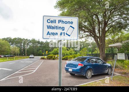 Parcheggio con telefono cellulare per i veicoli in attesa degli arrivi dei passeggeri all'aeroporto regionale di Gainesville a Gainesville, Florida. Foto Stock