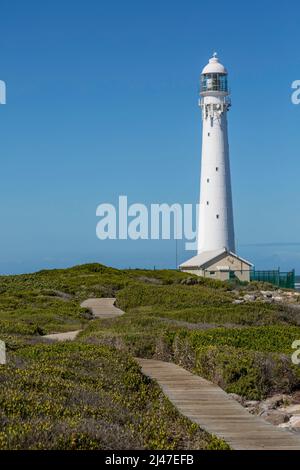 Faro di Slangkop, vicino alla città di Kommetjie, vicino a Città del Capo, Sudafrica. È il faro più alto del Sud Africa. Foto Stock