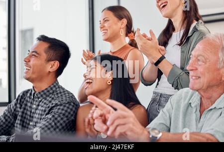 Abbiamo avuto quella malattia dei sognatori. Scatto di un gruppo di uomini d'affari che si aggrappano durante una riunione in ufficio. Foto Stock