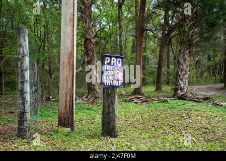 Segni politici apparsi lungo una strada rurale nel nord della Florida. Foto Stock