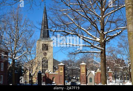 La prima chiesa universale parrocchiale a Cambridge, Massachusetts, situata accanto al campus dell'Università di Harvard. Foto Stock