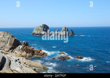 Una bella vista di formazioni rocciose bizzarine sulle scogliere nel nord della Spagna. Foto Stock