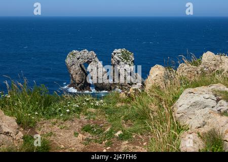 Una bella vista di formazioni rocciose bizzarine sulle scogliere nel nord della Spagna. Foto Stock