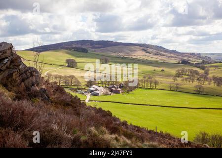 Una vista del Peak District dalla gamma di colline Roaches nello Staffordshire Moorlands Inghilterra Foto Stock