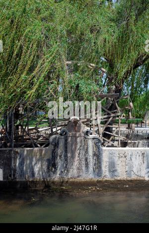 Europa, Portogallo, Tomar, Mouchao Park, la ruota d'acqua conservata sul fiume Nabão Foto Stock