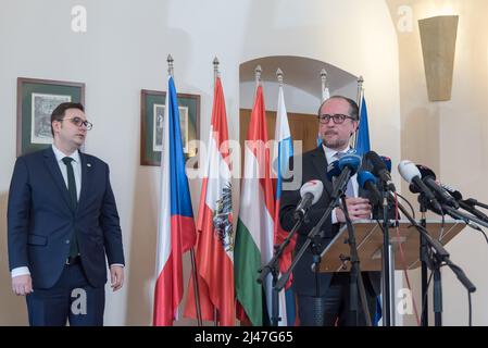 Stirin, Repubblica Ceca. 12th Apr 2022. Il ministro degli Esteri dell'Austria Alexander Schallenberg (R) e il ministro degli Esteri della Repubblica Ceca Jan Lipavsky hanno visto durante la conferenza stampa congiunta del 5 (C5) gruppo dei Ministri degli Esteri europei nel Castello di Stirin, vicino a Praga. Centrale (C5) il gruppo dei ministri degli Esteri europei è stato istituito nel 2020 allo scopo di cooperare strettamente per combattere la pandemia del virus della corona. A causa della situazione attuale, i ministri hanno discusso dell'aggressione russa contro l'Ucraina. Credit: SOPA Images Limited/Alamy Live News Foto Stock